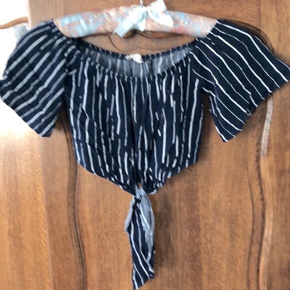 Short sleeve crop top tie front shirt size small - Picture 1 of 2